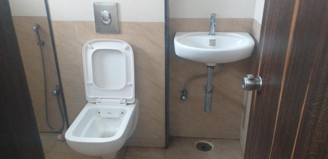 Royal Blue Meridian Inn Μπανγκαλόρ Εξωτερικό φωτογραφία